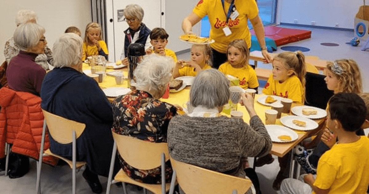 Barn og eldre spiser sammen