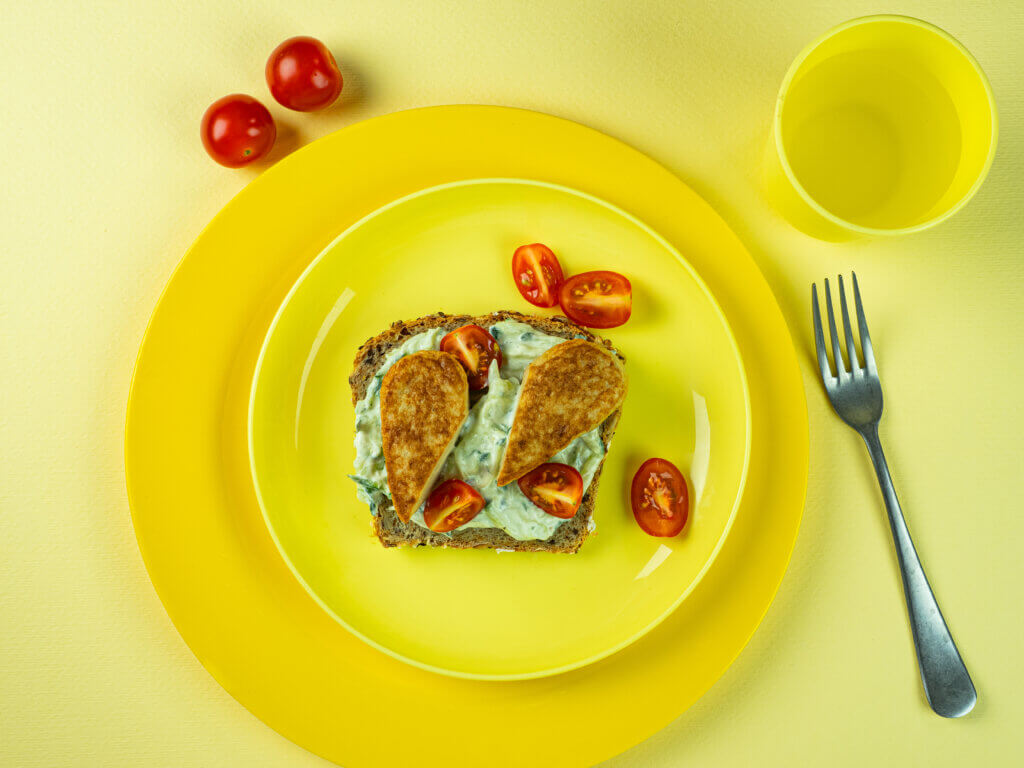 Fiskekaker med tzatziki og tomat