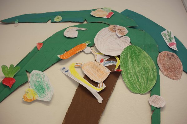 I opplegget “Jungeldulting” tegner barna mat de liker og henger opp på palmer i Matjungelen. Foto: Kathrine Marthinsen